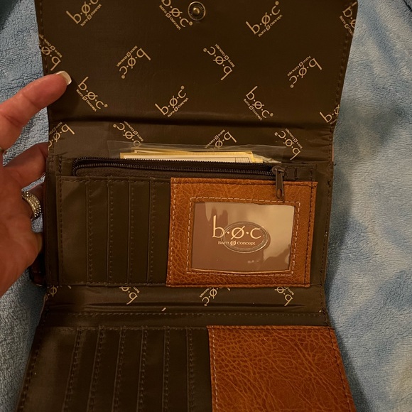 BOC wallet NWT with removable charging port and identity scan shield - Picture 4 of 6